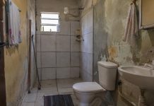 Idosa de 72 anos vive quase 20 anos sem banheiro dentro de casa; vizinhos descobrem situação e fazem vaquinha para construir um banheiro
