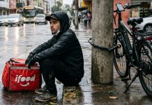 Com sonho de aumentar a renda e mudar de vida, trabalhador compra bicicleta elétrica de R$ 5 mil parcelada em 24 vezes de R$ 310 para fazer entregas, mas na primeira onda de chuva forte a bateria entra em curto Com sonho de aumentar a renda e mudar de vida, trabalhador compra bicicleta elétrica de R$ 5 mil parcelada em 24 vezes de R$ 310 para fazer entregas, mas na primeira onda de chuva forte a bateria entra em curto