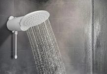 Controle eletrônico permite ajustar a temperatura do chuveiro, mas o tempo de banho continua influenciando a conta de luz.