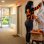 Moradora decora corredor para o Halloween, mas síndico manda retirar tudo; veja o que diz a convenção de condomínio