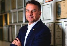 “É o fim da era do PT”, diz Flávio Bolsonaro após terminar 1º turno à frente de Lula “É o fim da era do PT”, diz Flávio Bolsonaro após terminar 1º turno à frente de Lula