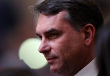 Piloto afirma que nome de Flávio Bolsonaro aparece em lista de voo na Argentina, mas PF ainda verifica se senador deixou o Brasil oficialmente Piloto afirma que nome de Flávio Bolsonaro aparece em lista de voo na Argentina, mas PF ainda verifica se senador deixou o Brasil oficialmente