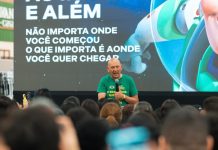 “Olha só, o privilégio de vocês estarem aqui": Havan recebe 7 mil currículos para 200 vagas em SC, escolhe os funcionários da nova megaloja e Luciano Hang faz comunicado sobre carreira dos novos colaboradores