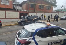 homem armado seção eleitoral