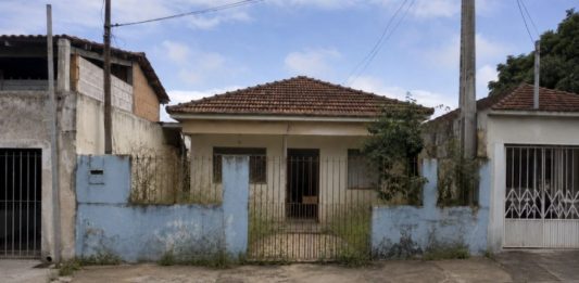 Casas vazias e terrenos abandonados podem ser tomados para virar moradias populares; veja quando