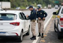 Motorista que não é do Brasil erra entrada de cidade, tenta evitar desvio de 10 km dando marcha à ré no acostamento para evitar perder tempo mas acaba autuado pela Polícia Rodoviária