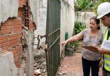 Família volta para casa e encontra portão sem apoio após vizinho demolir parte do muro