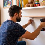Pai instala prateleira de brinquedos no drywall e descobre por que ela pode despencar da parede