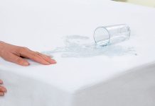 Protetor de colchão impermeável custa cerca de R$ 60 e ajuda a evitar manchas de suor e líquidos Protetor impermeável colocado sobre o colchão ajuda a reduzir o contato da espuma com suor e líquidos derramados.