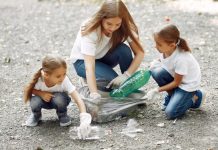 Recolher resíduos descartados no chão é uma atitude simples que pode contribuir para o cuidado com os espaços coletivos.
