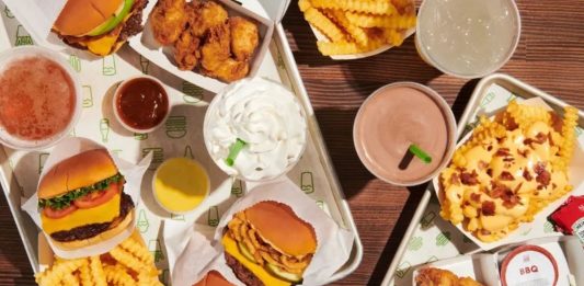 Rede de hambúrgueres famosa nos EUA chega ao Brasil em 2027 e planeja abrir 40 lojas; veja onde será a primeira Shake Shack prepara a chegada ao Brasil em 2027 com hambúrgueres, batatas fritas e milk-shakes no cardápio.