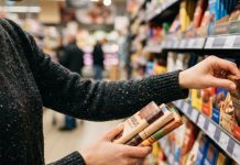 Em plena TPM, mulher compra várias barras de chocolate em promoção no supermercado, chega em casa e percebe que os produtos estão perto do vencimento; ela tenta fazer a troca e recebe resposta surpreendente