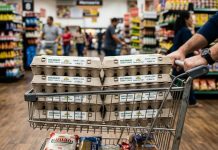 “Não é bem assim”: homem encontra promoção de bandeja com 12 ovos por R$ 0,99 em supermercado, enche o carrinho com 10 e leva susto no caixa ao descobrir que não poderia levar tudo para casa Homem encontra promoção de bandeja com 12 ovos por R$ 0,99 em supermercado, enche o carrinho com 10 e leva susto no caixa ao descobrir que não poderia levar tudo para casa