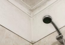 Reforma de banheiro provoca infiltração no apartamento de baixo; veja como descobrir quem deve pagar Infiltrações entre apartamentos exigem investigação técnica para identificar a origem da água e definir quem deve arcar com os reparos.